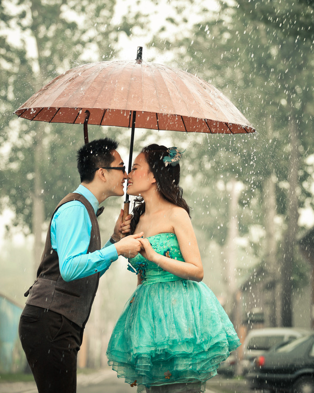 雨中的吻